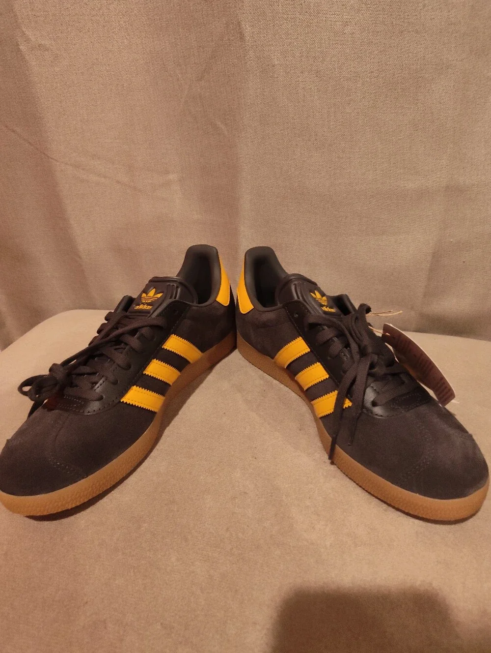 Adidas Gazelle Manchester United JR1410 Utility Black Yellow Gum Size 8 NW/OB